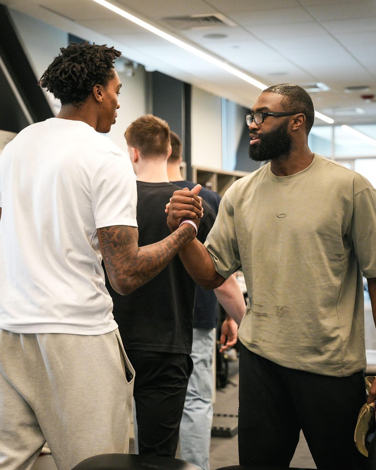 在揭幕战中, 到了, 他们的时间