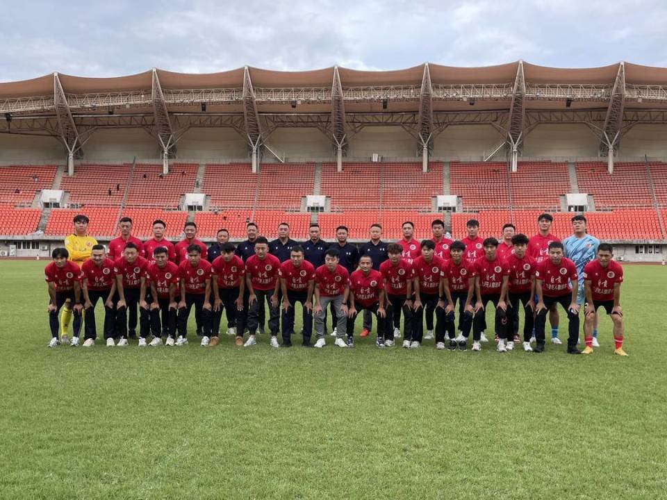 inews, 名队员身着 inews, 名队员身着